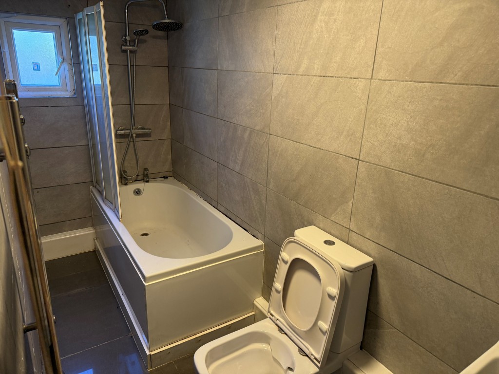 Lot: 70 - GROUND FLOOR FLAT IN CENTRAL LOCATION WITH GARDEN AND PARKING - Bathroom with fitted shower and WC